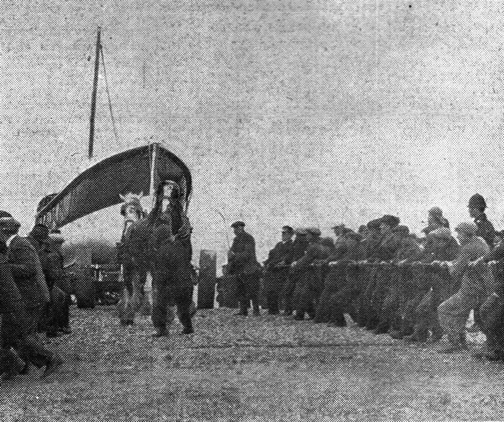 1931-29-April-arrival-6-Heaving-up-the-beach.jpg