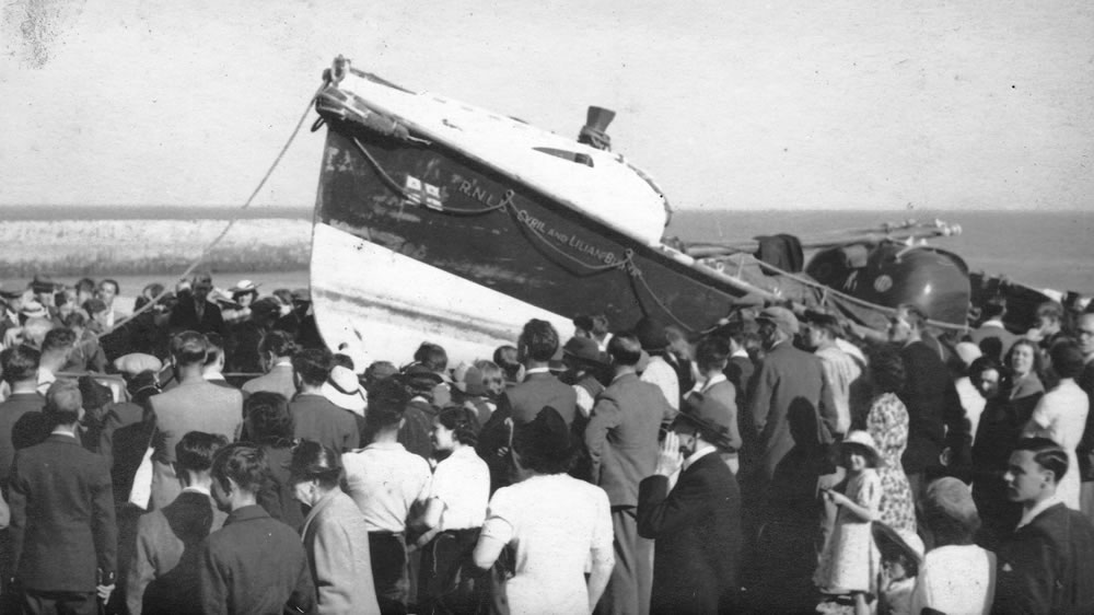 1940-5-June-Return-from-Dunkirk-hole-in-cockpit-scratches-on-bow.jpg